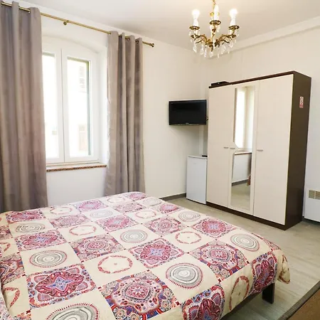 Old Town Rooms And Apartment Guest house