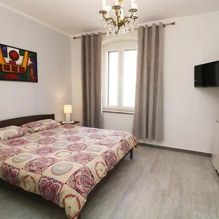 Guest house Old Town Rooms And Apartment 3*