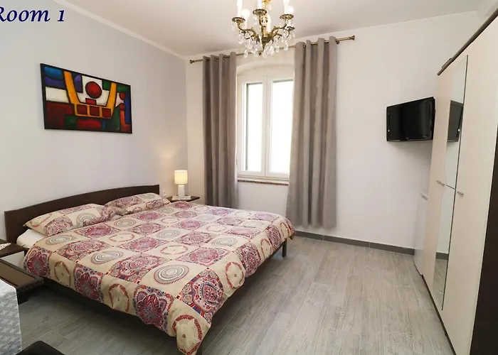 Πανσιόν Old Town And 3*